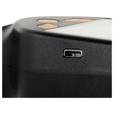 Nahaufnahme eines schwarzen Geräts mit einem USB-C-Ladeanschluss und orangefarbenen Bedientasten oben.