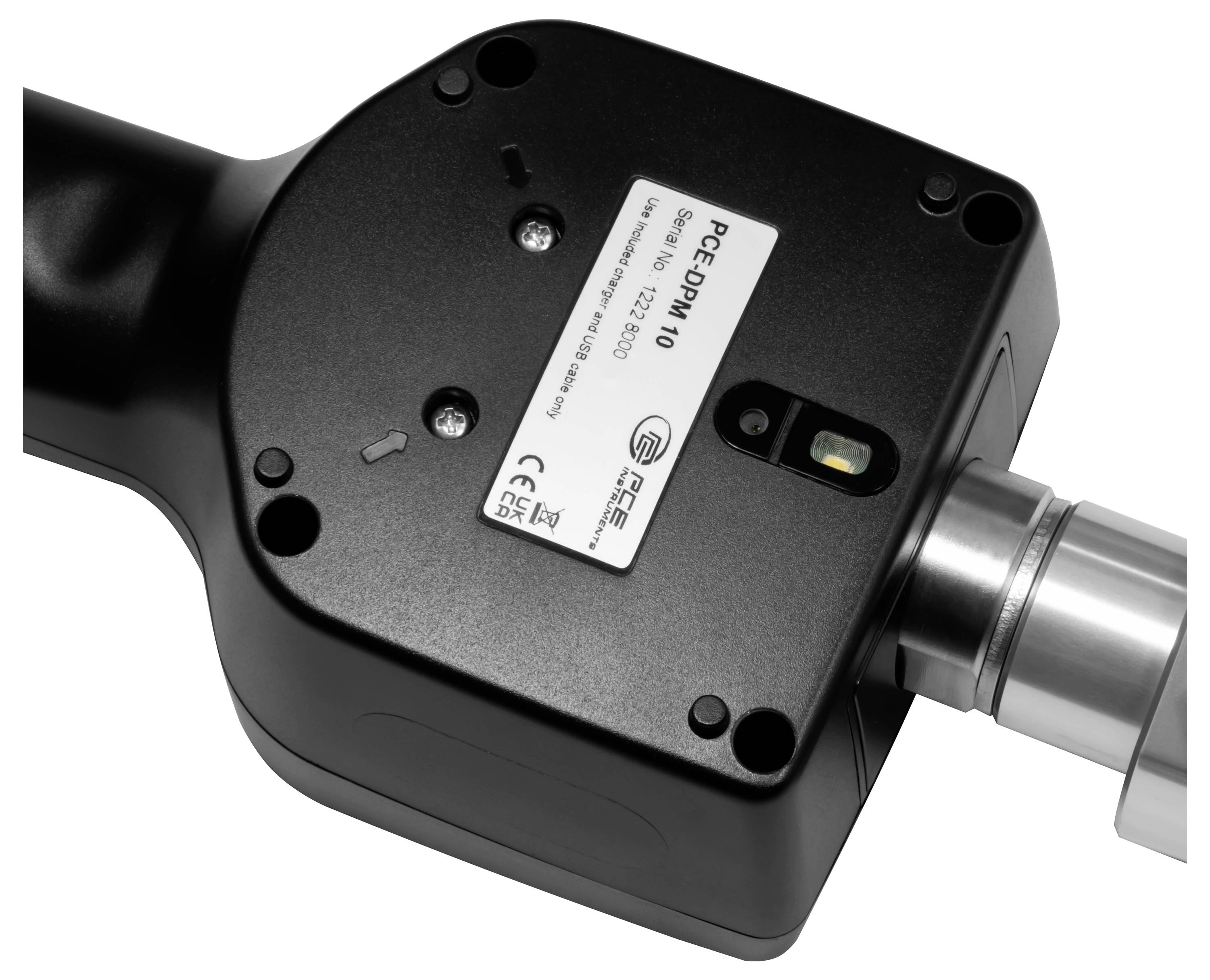 Ein digitales Messgerät mit der Beschriftung 'PCE-DPM 10' verfügt über einen schwarzen Gehäusekörper mit einem grauen Sondenanbau, das zur Messung von Oberflächenparametern verwendet wird.