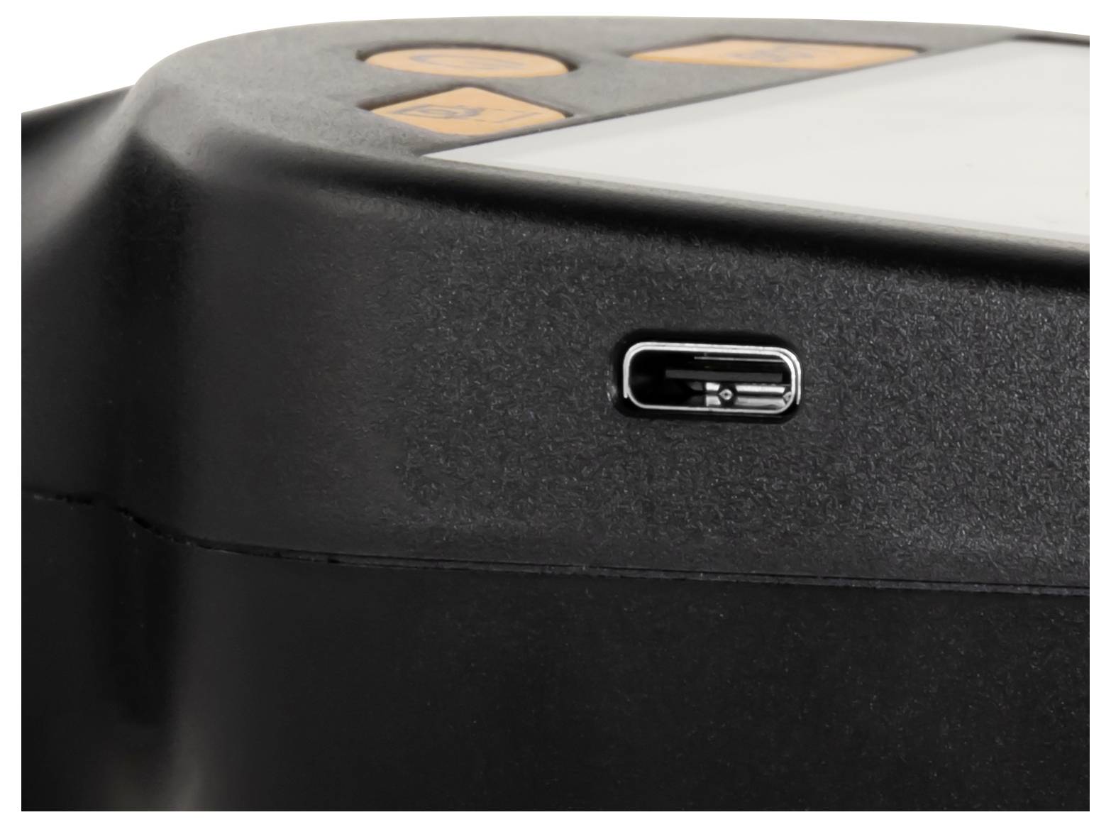 Eine Nahaufnahme eines schwarzen elektronischen Geräts mit einem USB-C-Anschluss und drei orangefarbenen Tasten, die funktionale Bedienelemente anzeigen.