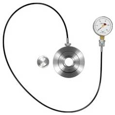 Druckmanometer mit Schlauch und kreisförmiger Anpassung, plus ein separates kleines hutartiges Metallstück auf weißem Hintergrund.