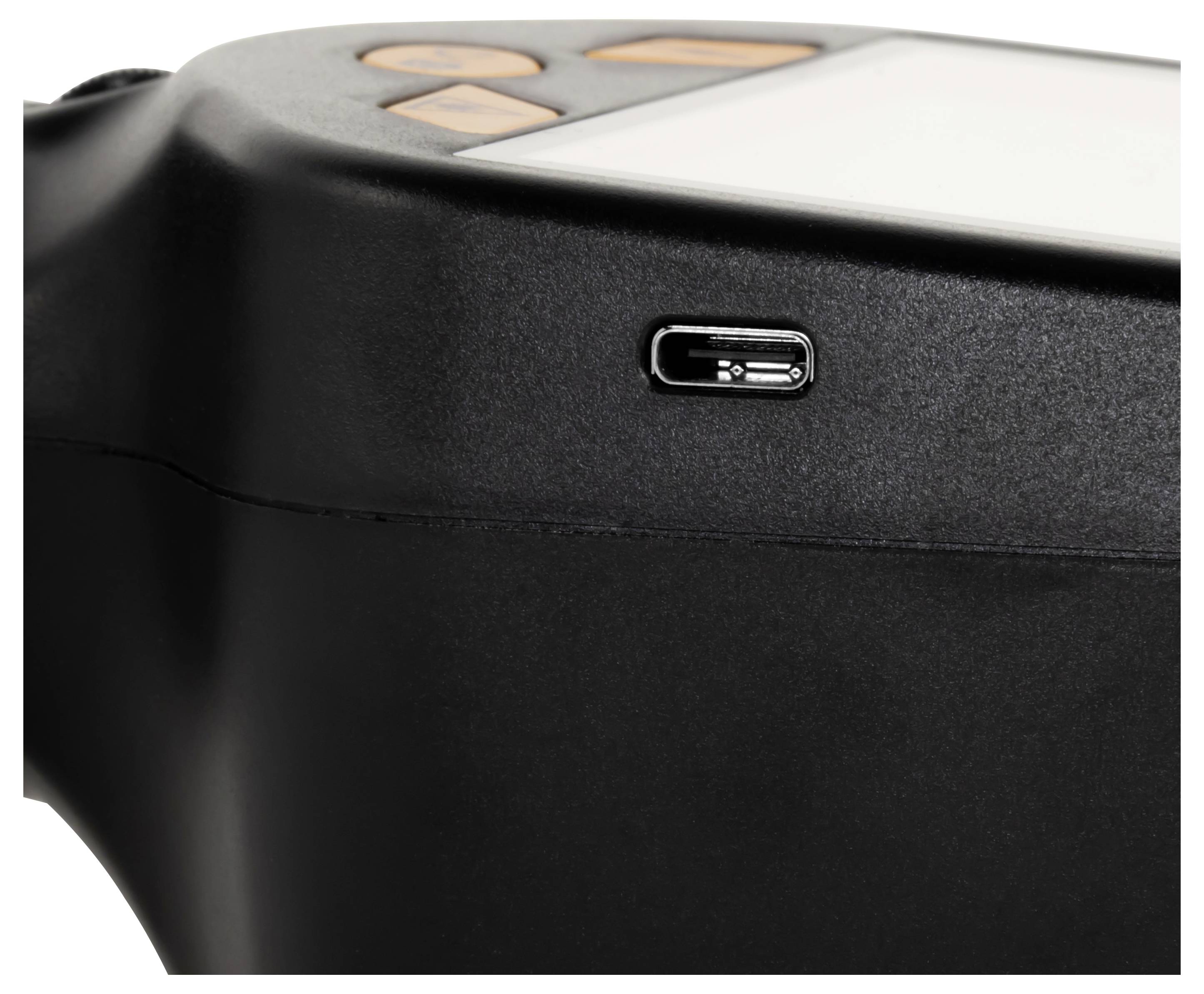 Nahaufnahme eines schwarzen elektronischen Geräts mit einem USB-C-Anschluss an der Seite und einer hellgefärbten oberen Blende mit orangefarbenen Tasten.