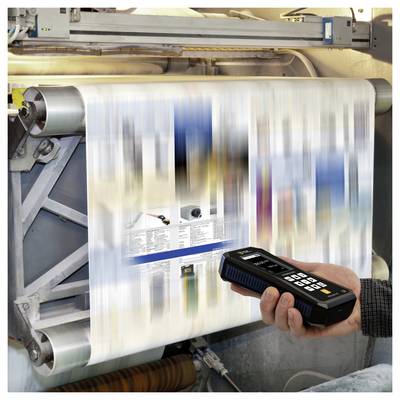 Druckmaschine produziert eine unscharfe Zeitungsrolle, während ein tragbarer Scanner das bewegliche Blatt inspiziert.