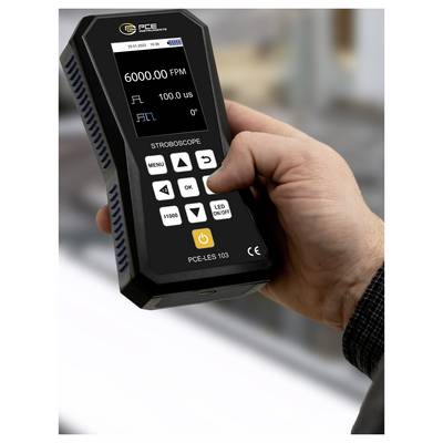 Hand, die ein tragbares PCE-Stroboskop-Messgerät hält, das auf seinem Display 6000.00 FPM, 100.0 us und 0° anzeigt.