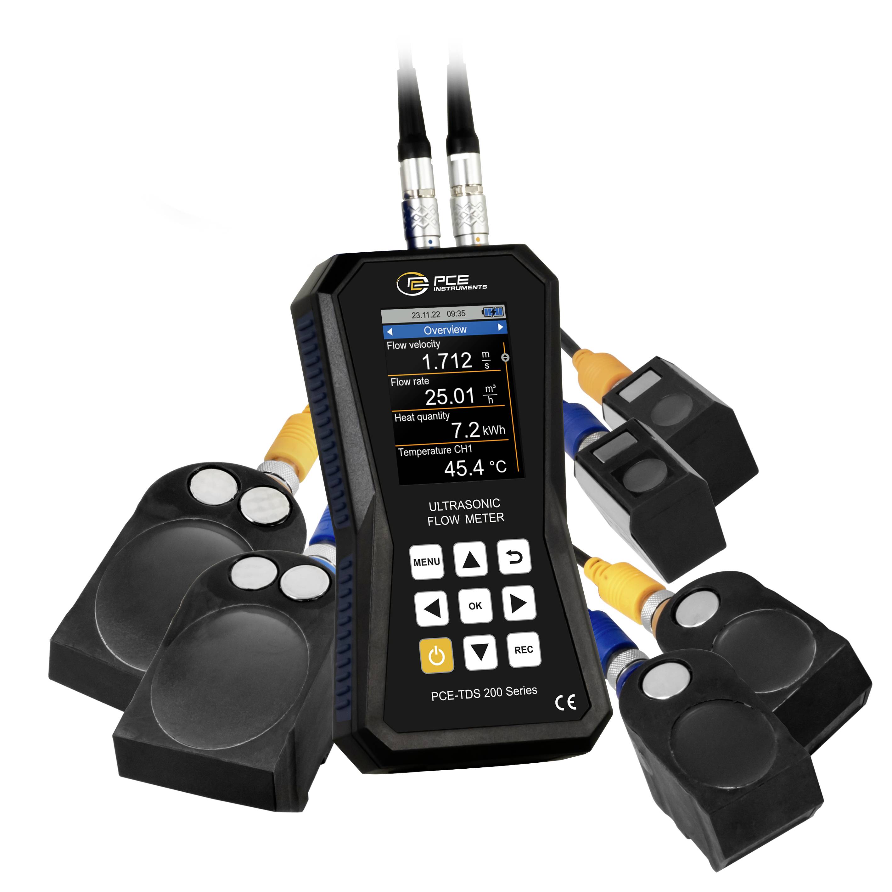 Tragbares Ultraschall-Durchflussmessgerät mit zwei Sensoren und Bildschirm mit Anzeige von Durchflussgeschwindigkeit, Durchflussrate, Wärmemenge und Temperatur.