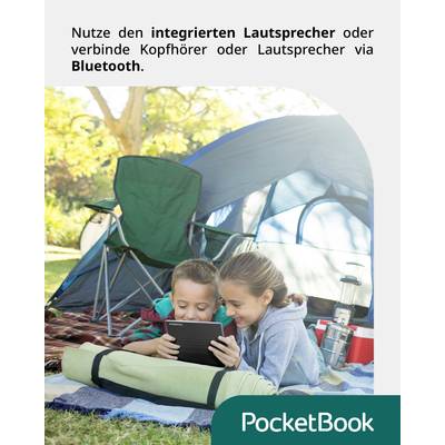Eine Frau und ein Junge liegen auf einer Decke vor einem Zelt im Freien und schauen auf ein Tablet. Text: 'Nutze den integrierten Lautsprecher...'.