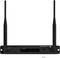 Ein schwarzer Router mit zwei Antennen, mehreren Lüftungsschlitzen, einem SIM-Kartensteckplatz und einem Netzanschluss auf der Rückseite.
