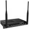 Ein schwarzer Mini-PC mit zwei WLAN-Antennen, mehreren Anschlüssen (einschließlich HDMI und USB) und einem Lüftergitter an der Oberseite.