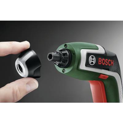 Eine grüne und rote Bosch-Bohrmaschine mit abnehmbarem Bohrkopf wird von einer Hand gehalten und präsentiert.