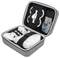 Eine Drohnen-Tragetasche mit weißem Controller und Drohne, gepolstertes Fach sorgt für sicheren Transport und Aufbewahrung.