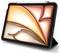 Ein Tablet in einem schwarzen Foliobeutel mit abstraktem orange- und cremefarbenem geometrischem Hintergrund, in einem Winkel auf weißem Hintergrund dargestellt.
