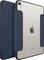 Apple iPad Air in einem blauen Schutzetui mit Klappmechanismus gezeigt, Rückansicht mit sichtbarem Apple-Logo auf weißem Hintergrund.