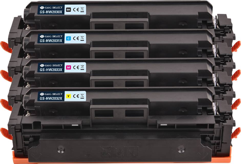 Vier übereinander gestapelte Druckerkartuschen in Schwarz, Cyan, Magenta und Gelb. Etiketten mit Modellnummern sichtbar.