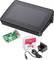 Ein Raspberry Pi Set mit einem Touchscreen-Display, einer Raspberry Pi Platine, einem Netzteil und einer Verpackung mit Logo.
