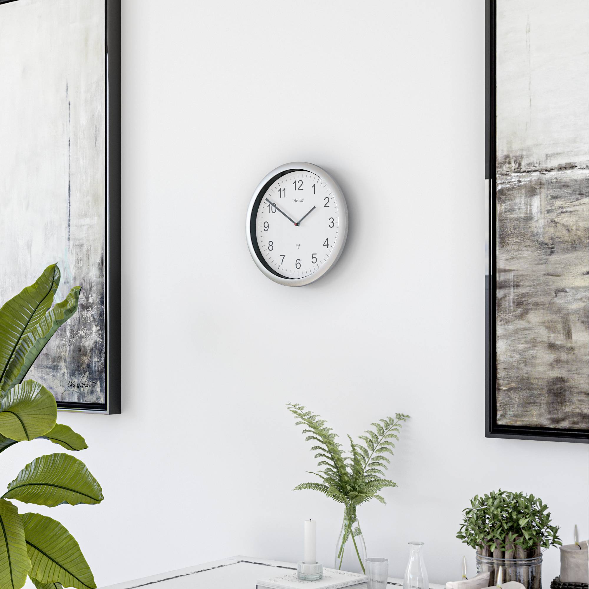 Eine helle, moderne Innenraumwand mit Uhr zeigt 11:54. Dekorative Pflanzen und abstrakte Gemälde ergänzen das minimalistische Design.