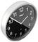 Eine runde, schwarz-weiße Wanduhr, die 10:10 anzeigt, mit dem Markennamen „Mebus" auf dem Zifferblatt.