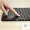 Eine Hand drückt die Stummschalttaste auf einer Laptop-Tastatur. Rechts unten ist ein Lautsprechersymbol mit einem Kreuz, das Stummschaltung anzeigt.