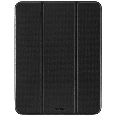 Schwarze Tablet-Hülle mit strukturiertem Oberflächenmuster und dezentem `hama` Logo unten.