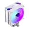 Ein weißer CPU-Kühler mit einem großen, runden Lüfter, der in leuchtenden Regenbogenfarben beleuchtet ist, vor einem neutralen Hintergrund.