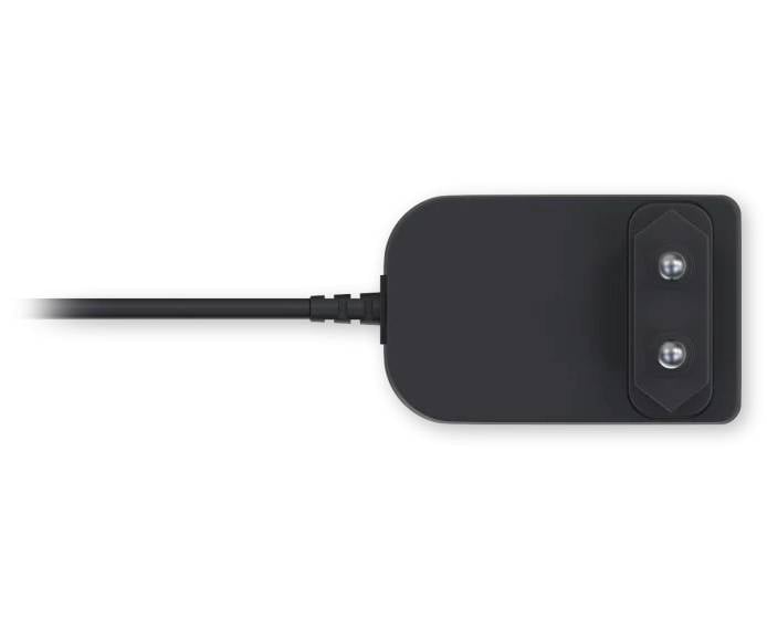 Ein schwarzes Ladegerätkabel mit einem abgerundeten rechteckigen Stecker.