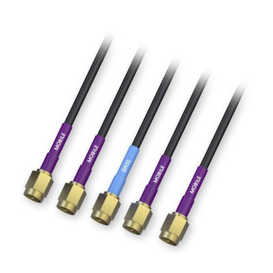 Fünf Koaxialkabel mit goldenen Anschlüssen; vier lila markiert für 'MOBILE', ein blaues für 'GNSS', auf weißem Hintergrund.