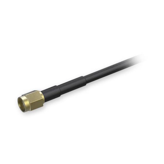 Ein schwarzes Kabel mit einem goldenen Steckverbinder an einem Ende.