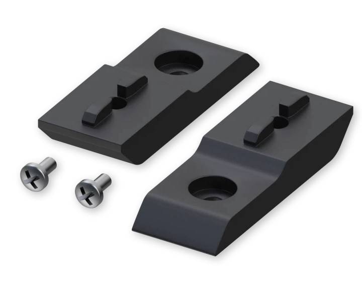 Zwei schwarze, rechteckige Metallteile mit je einer Öffnung, daneben zwei silberne Schrauben. Verwendung für technische Befestigung.
