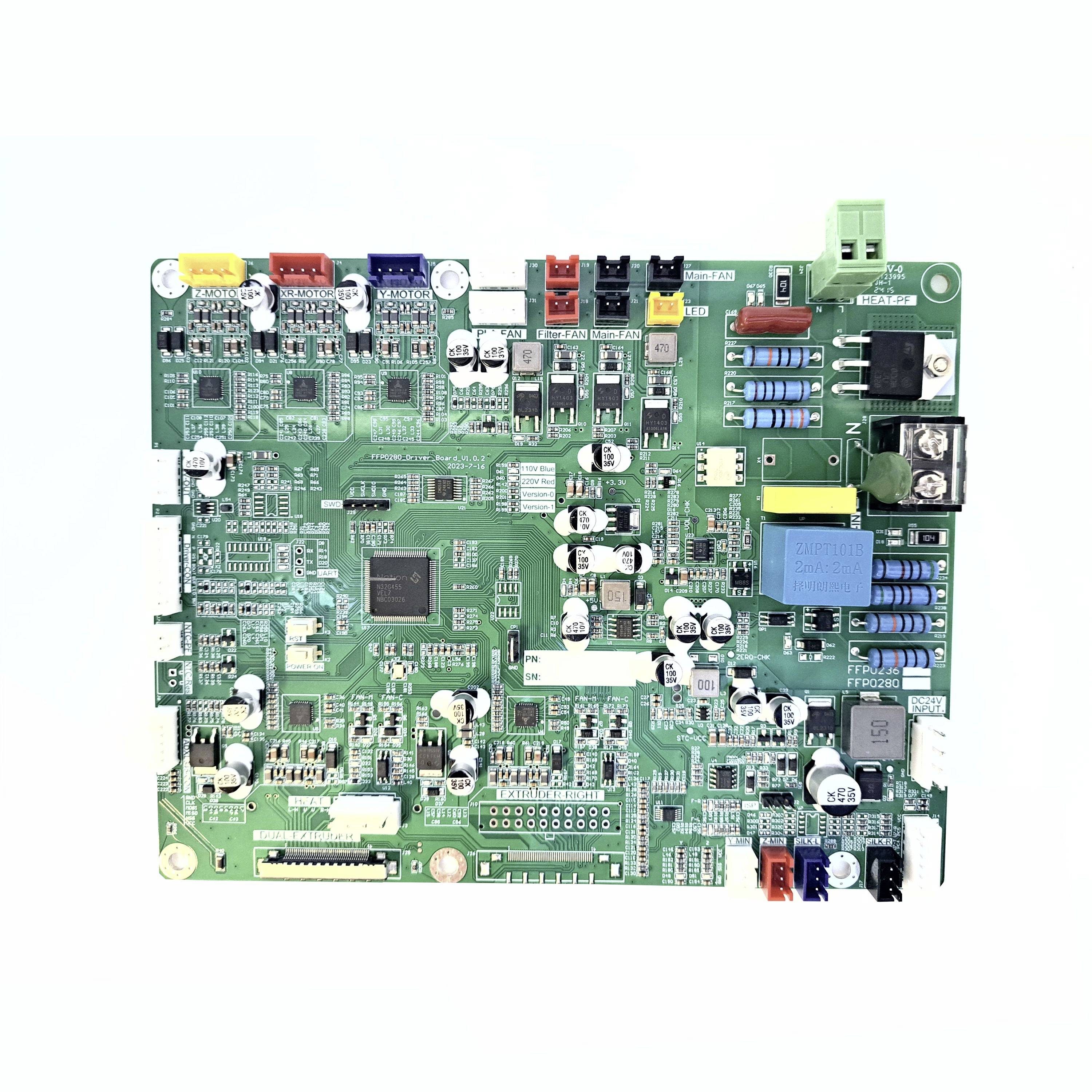 Leiterplatte mit verschiedenen elektronischen Bauteilen wie Widerständen, Kondensatoren und Steckverbindern auf grünem PCB.