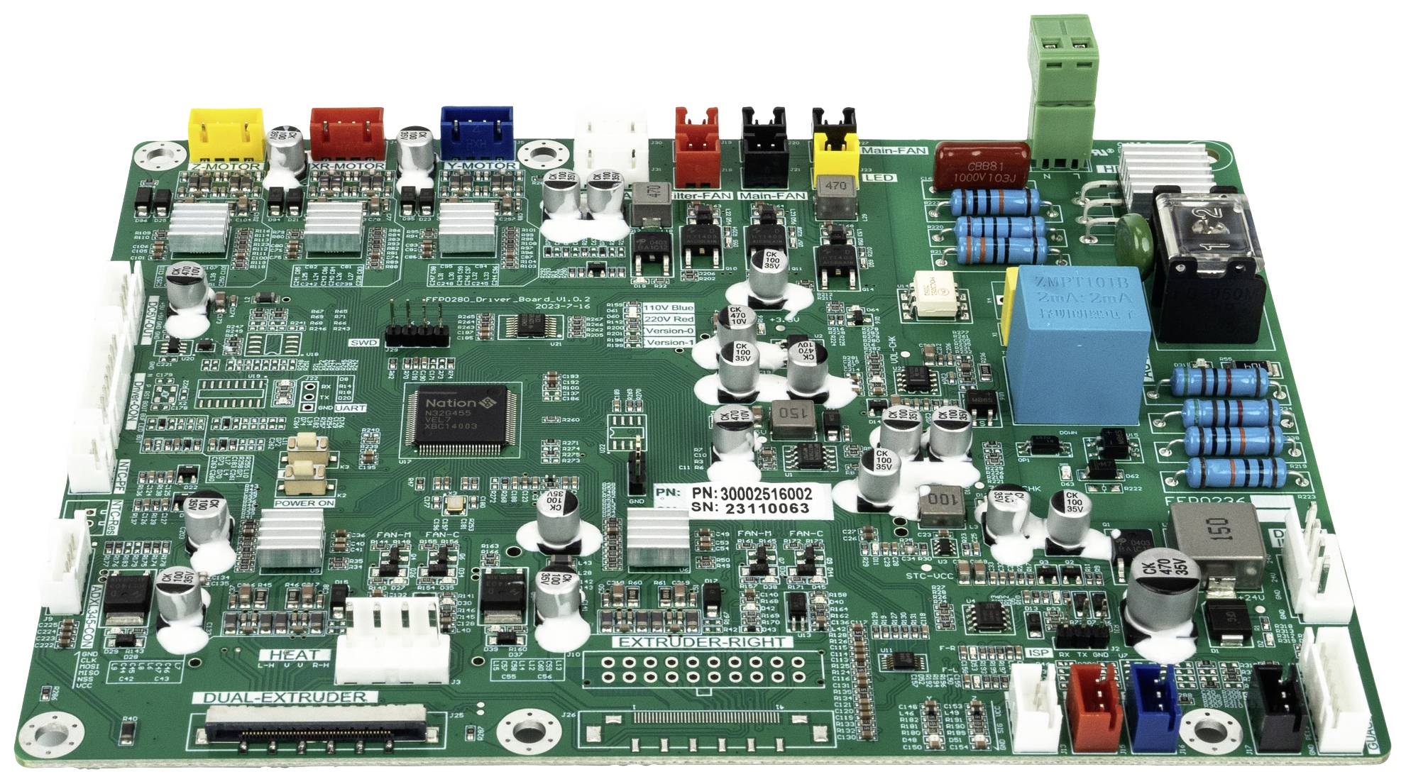 Eine grüne elektronische Leiterplatte mit verschiedenen Chips, Widerständen, Kondensatoren und Anschlüssen, die auf der Oberfläche montiert sind.