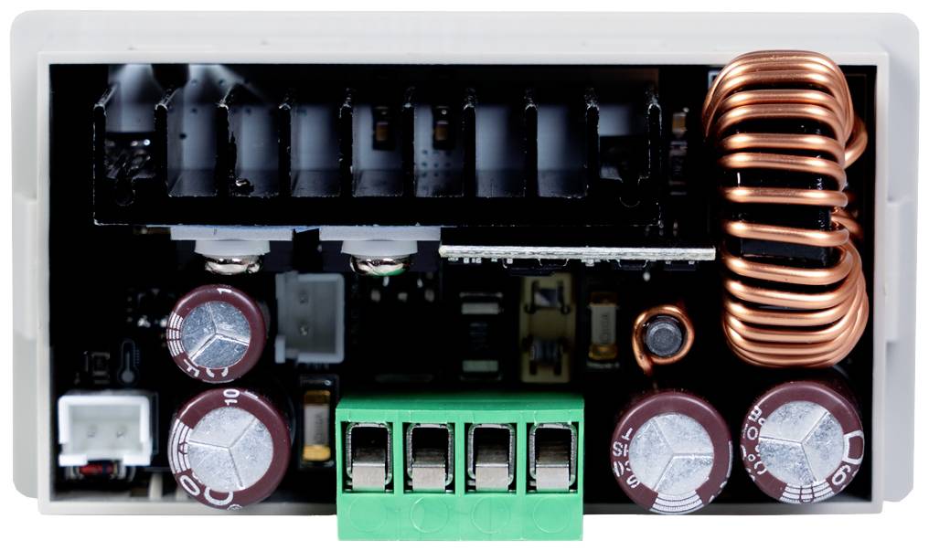 Elektronische Schaltungseinheit mit Kupferspulen und mehreren Kondensatoren, die auf einer Leiterplatte montiert sind.