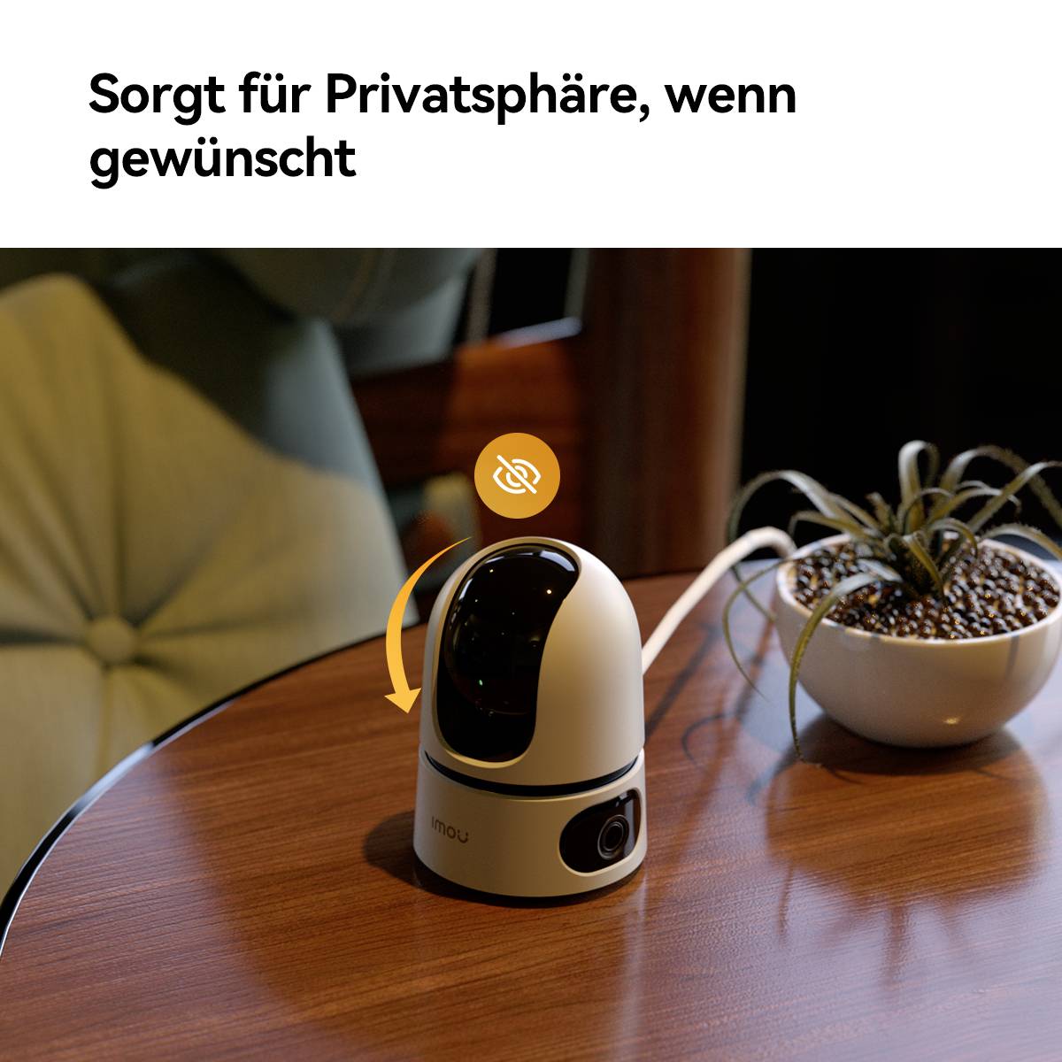 Eine weiße Kamera auf einem Tisch dreht sich von einer Topfpflanze weg. Ein Symbol zeigt, dass sie die Privatsphäre schützt.
