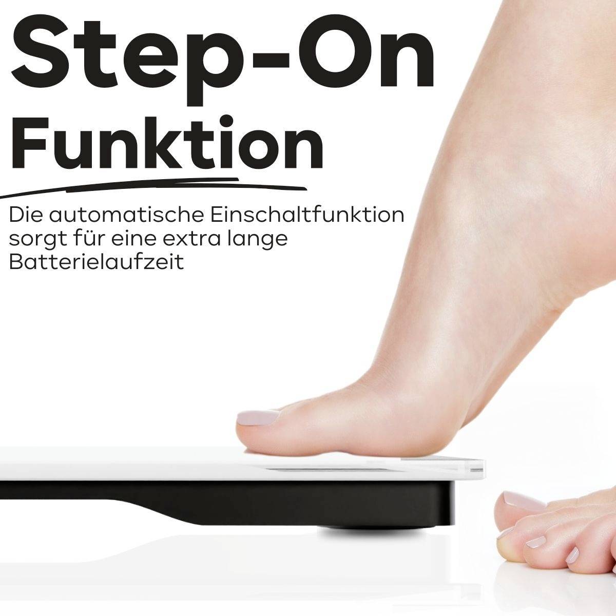 'Fuß auf einer Waage für automatische Aktivierung. Text: 'Step-On Funktion - Die automatische Einschaltfunktion sorgt für eine lange Batterielaufzeit.''