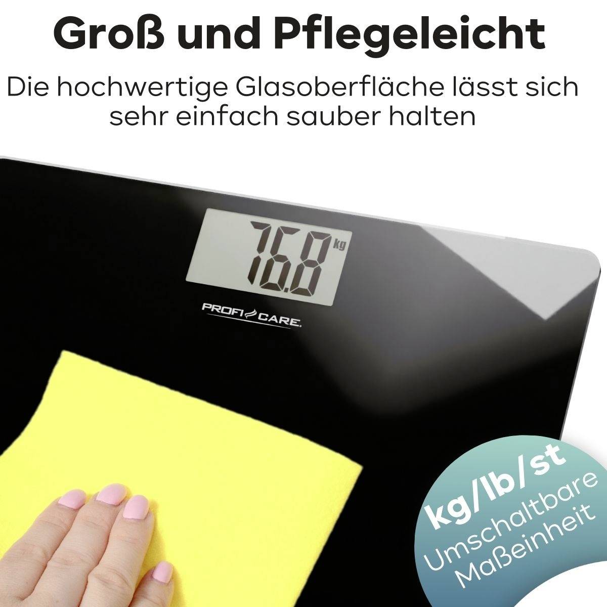 'Eine Waage mit großem digitalen Display zeigt 76,8 kg an. Ein gelbes Tuch wird auf der Glasoberfläche verwendet, um diese zu reinigen.'