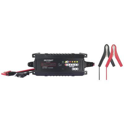 Ein batteriebetriebenes Ladegerät mit LED-Anzeigen und Klemme. Links ein Kabel mit Netzstecker, rechts zwei Klemmen, eine rot, eine schwarz.