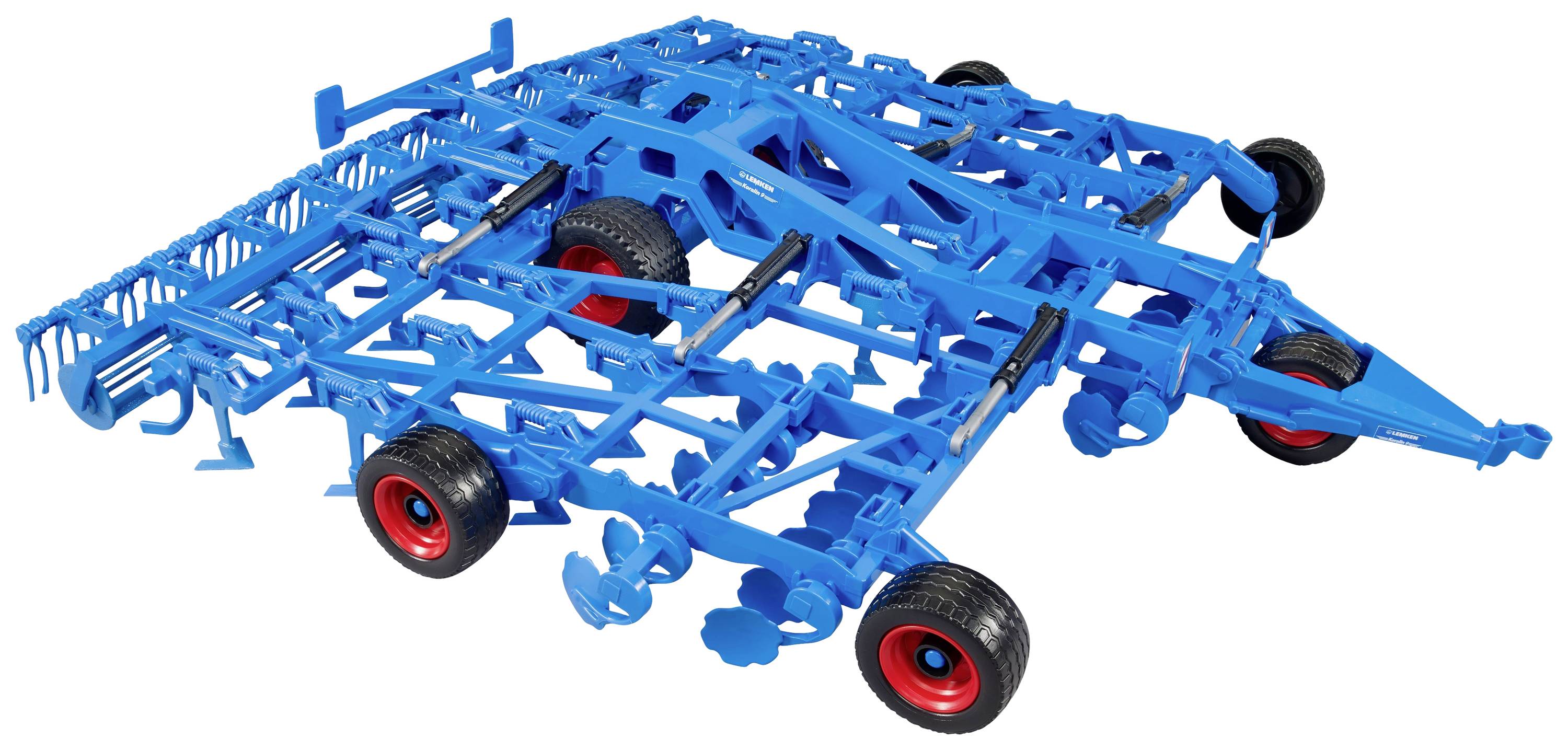 Ein blauer Landwirtschaftsgrubber mit mehreren Metallzinken und roten Rädern, zum Auflockern und Vorbereiten des Bodens.