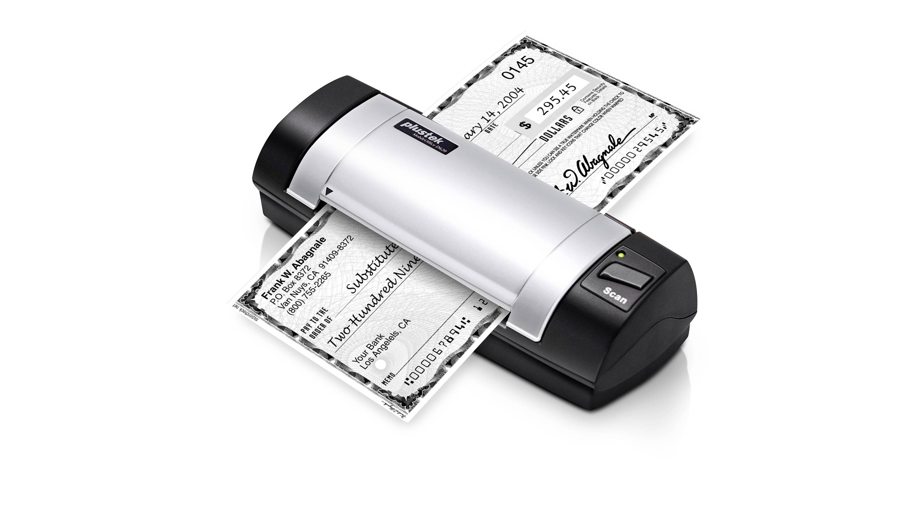 Ein tragbarer Scanner verarbeitet zwei Tickets. Sein kompaktes Design ermöglicht das Scannen von Dokumenten unterwegs.