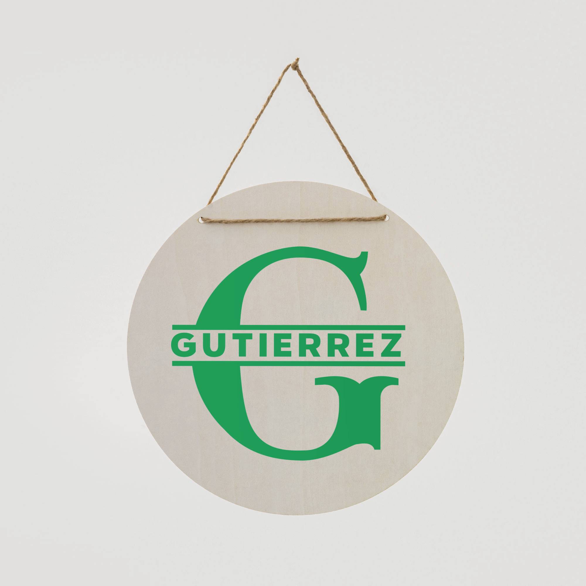 Ein holzfarbenes rundes Schild mit einem grünen Buchstaben 'G' und dem Wort 'GUTIERREZ' darauf.