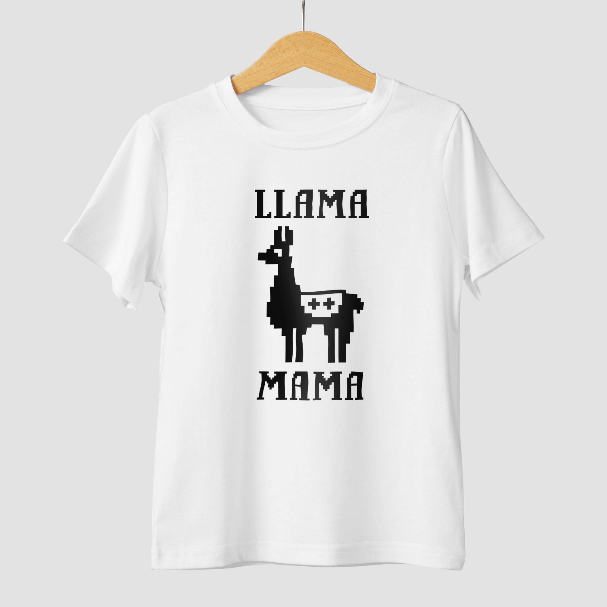 Weißes T-Shirt mit schwarzem Pixel-Design eines Lamas und dem Text 'Llama Mama'.