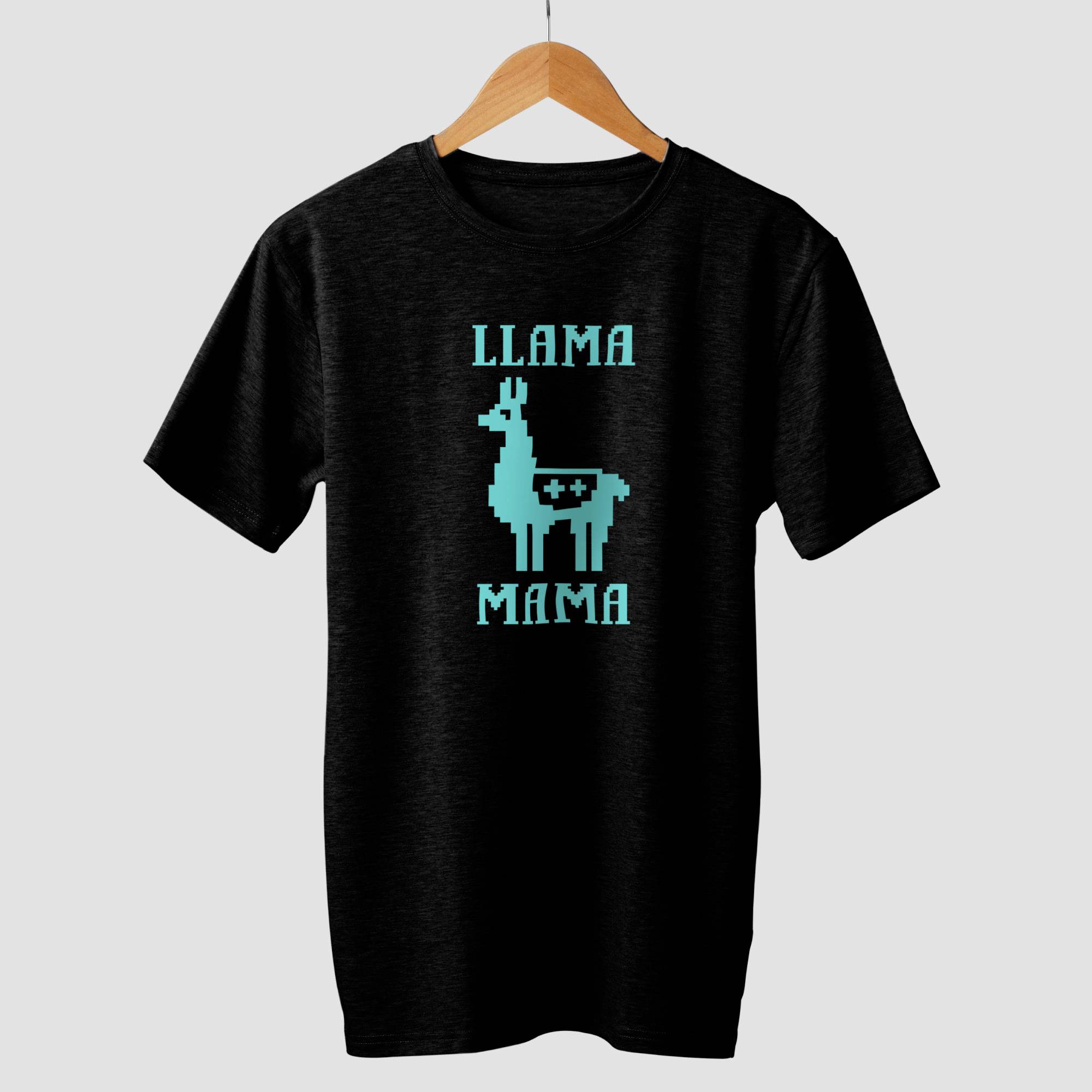 Schwarzes T-Shirt mit türkisfarbenem Llama-Motiv und dem Text 'Llama Mama', auf einem Kleiderbügel präsentiert.