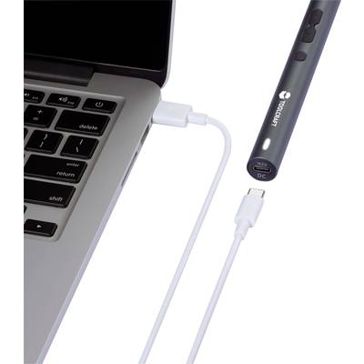 Ein Laptop mit USB-Anschluss, verbunden mit einem USB-Kabel, das zu einem dünnen, länglichen elektronischen Gerät führt.