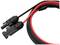 Ein schwarz-rotes Solarkabel mit zwei Steckern. Es wird verwendet, um Photovoltaikmodule miteinander zu verbinden.