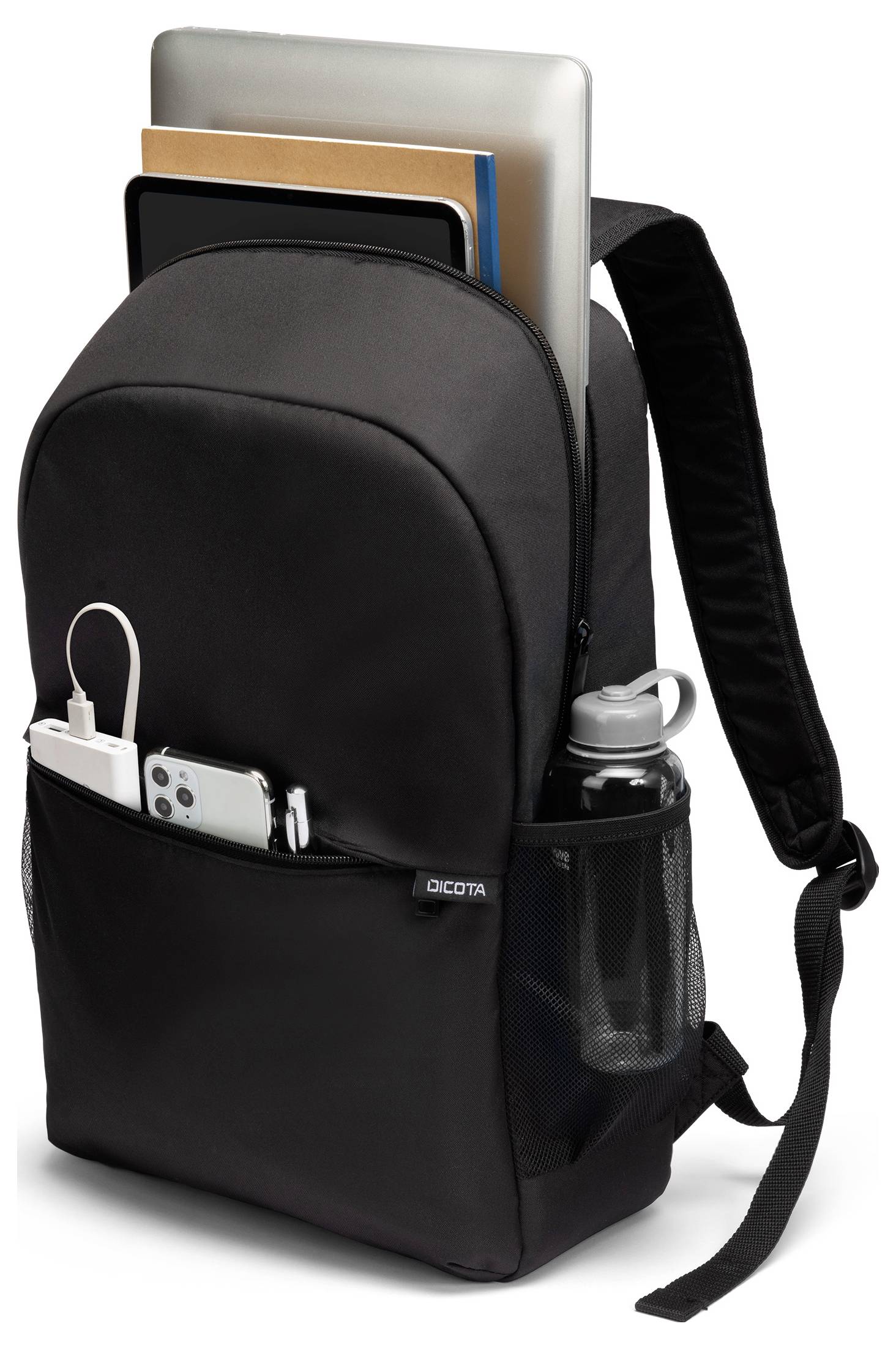 Ein schwarzer Rucksack mit Laptop, Tablet, Smartphone, Wasserflasche und Ladegerät in verschiedenen Fächern sichtbar.