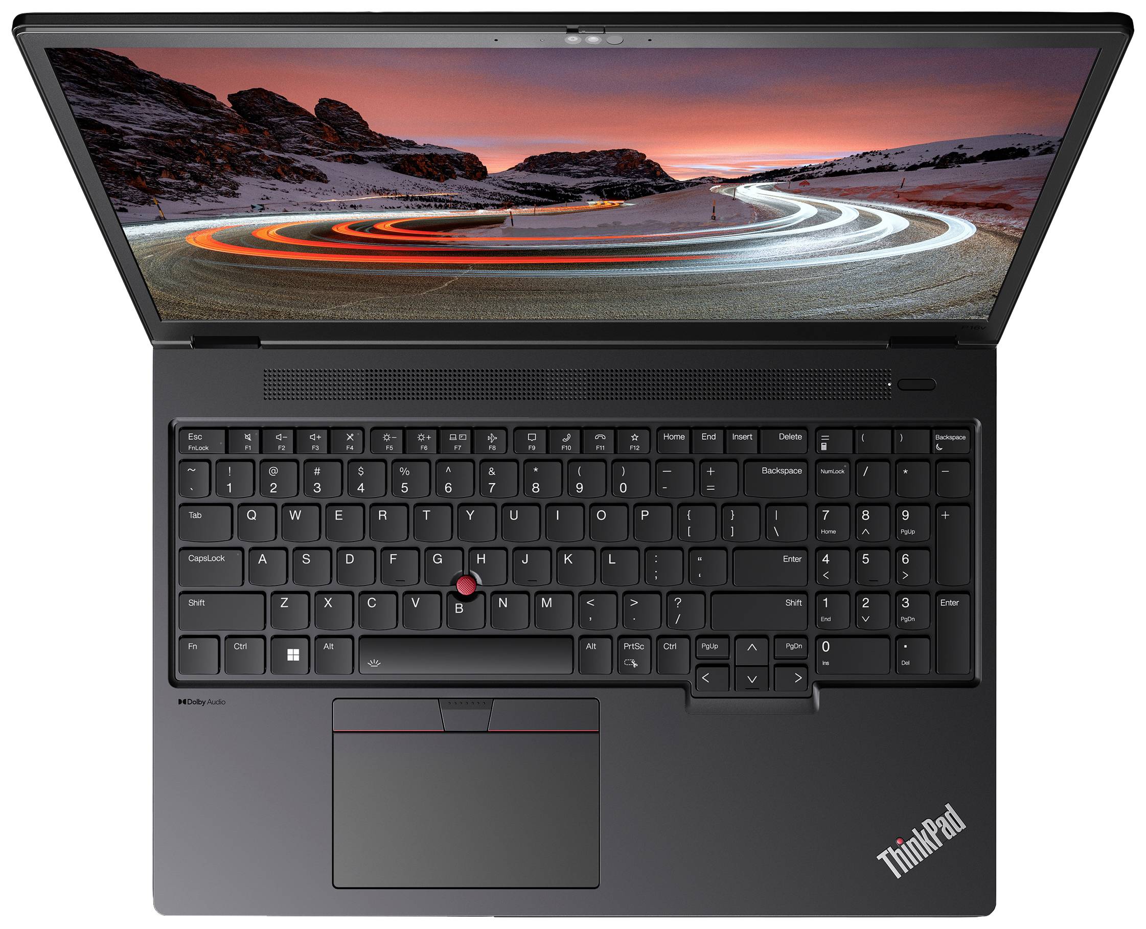 Ein Laptop mit einem beleuchteten Bildschirm zeigt eine Landschaft mit Straße und Bergen. Auf der Tastatur ist ein roter TrackPoint sichtbar.