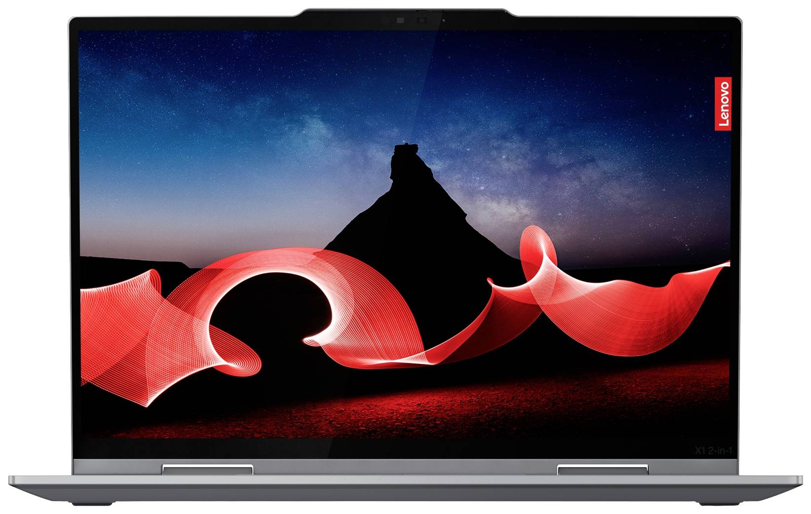 Ein Laptop mit geöffnetem Bildschirm zeigt eine Bergsilhouette bei Nacht. Über dem Berg schweben rote Lichtlinien. Marke: Lenovo.