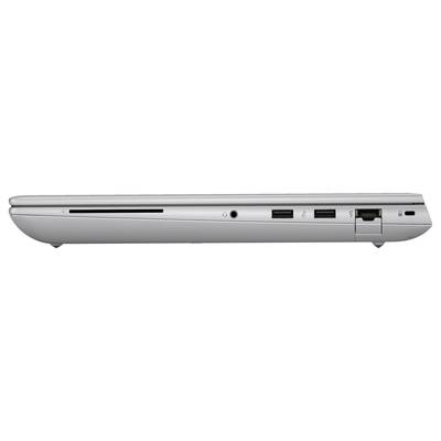 Seitenansicht eines silbernen geschlossenen Laptops mit mehreren Anschlüssen, darunter USB- und Ethernet-Anschlüsse.