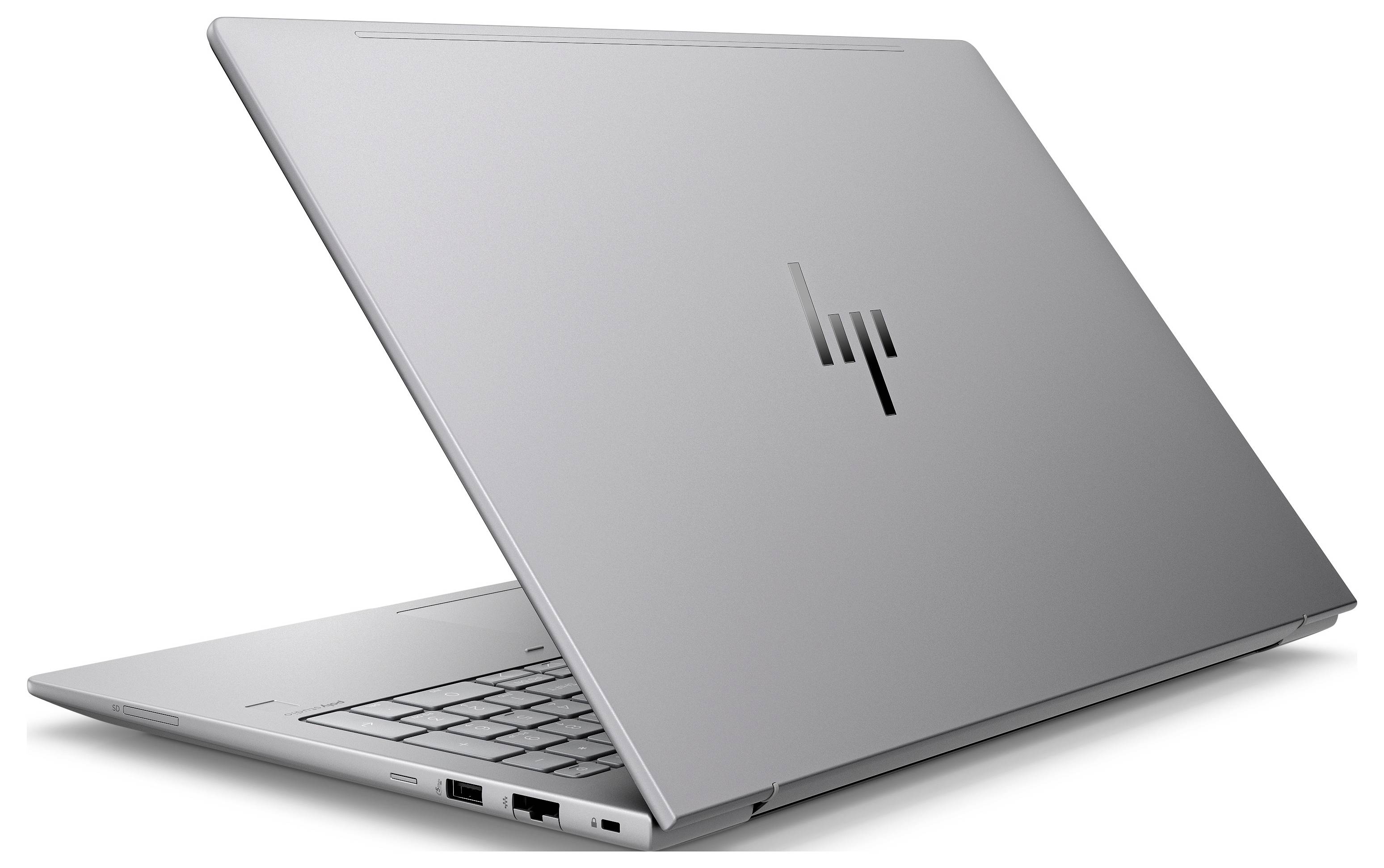 Ein silberner Laptop mit leicht geöffnetem Deckel zeigt das HP-Logo.