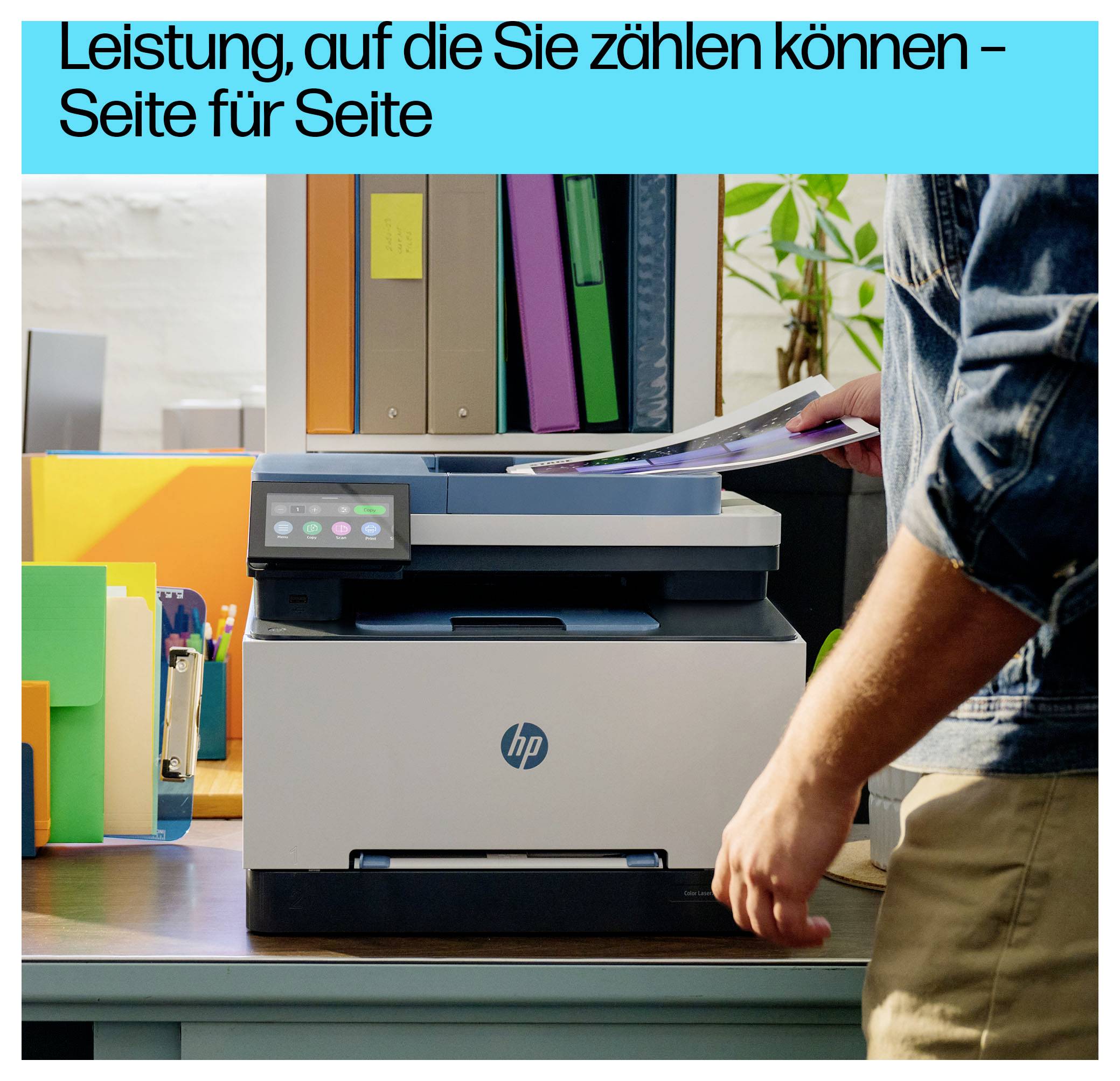 Person, die einen HP-Bürodrucker auf einem Schreibtisch bedient, unter der deutschen Überschrift „Leistung, auf die Sie zählen können – Seite für Seite".