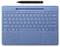 Eine blaue abnehmbare Tastatur mit einem Trackpad und einem Eingabestift, der darüber platziert ist. Die Tasten umfassen das typische QWERTZ-Layout und Funktionstasten.