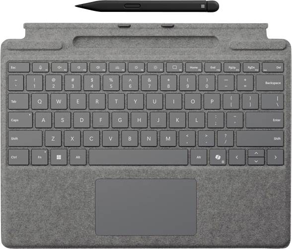 Surface Pro-Tastatur mit Stift mit einer vollständigen QWERTY-Tastaturanordnung und einem Trackpad, die auf einem grauen strukturierten Einband platziert ist.