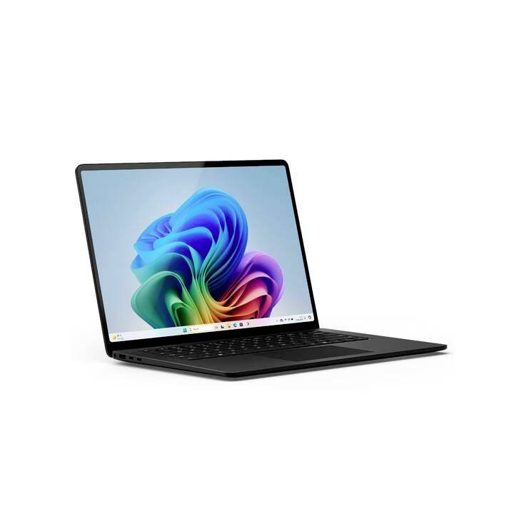 Laptop mit geöffnetem Display, auf dem das bunte Startsbild von Windows 11 angezeigt wird. Das Gehäuse ist schwarz.