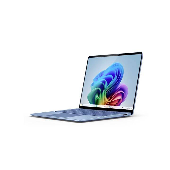 Ein geöffneter Laptop mit farbenfrohem Bildschirmhintergrund zeigt ein modernes Design und eine schmale Bauweise.